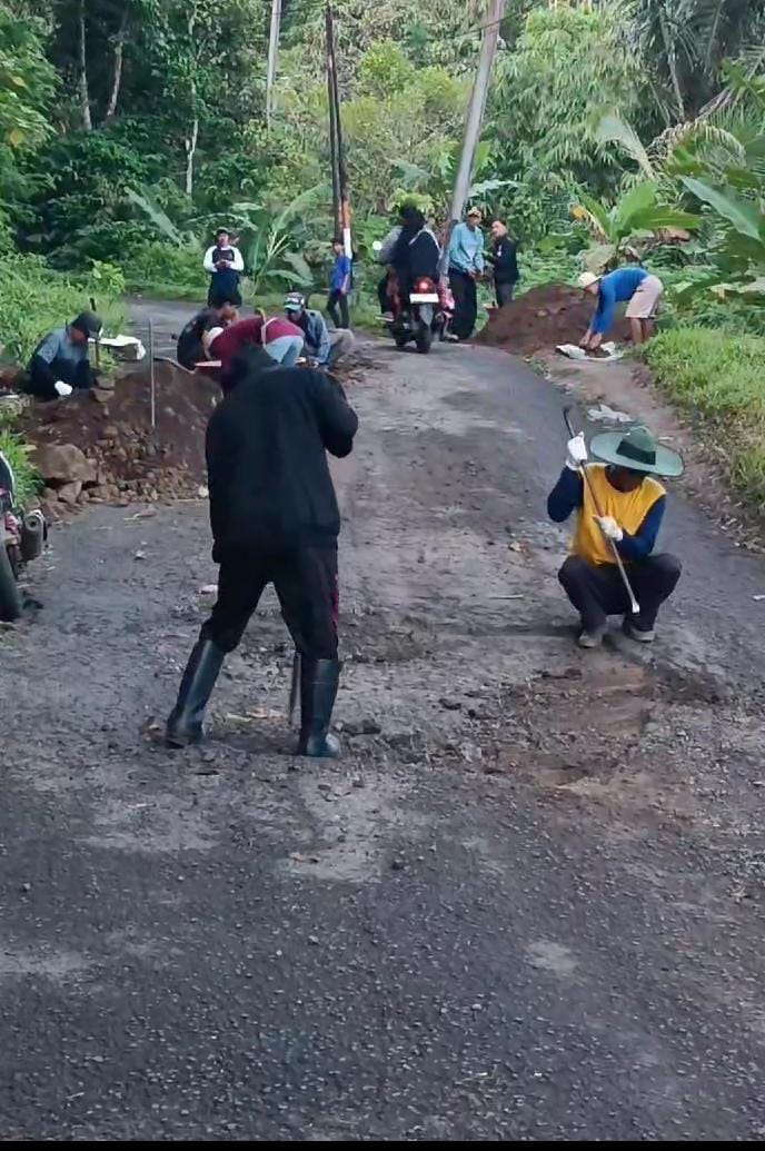 Gotong Royong Warga Sodong Hilir Percantik Jalan Jelang Lebaran, Akses Mudik Lebih Nyaman