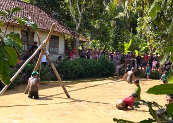 Seru!! Tradisi Sejak 1992 Hidup Kembali, Muda-Mudi Cirengkak Suguhkan Atraksi Unik di Tengah Genangan