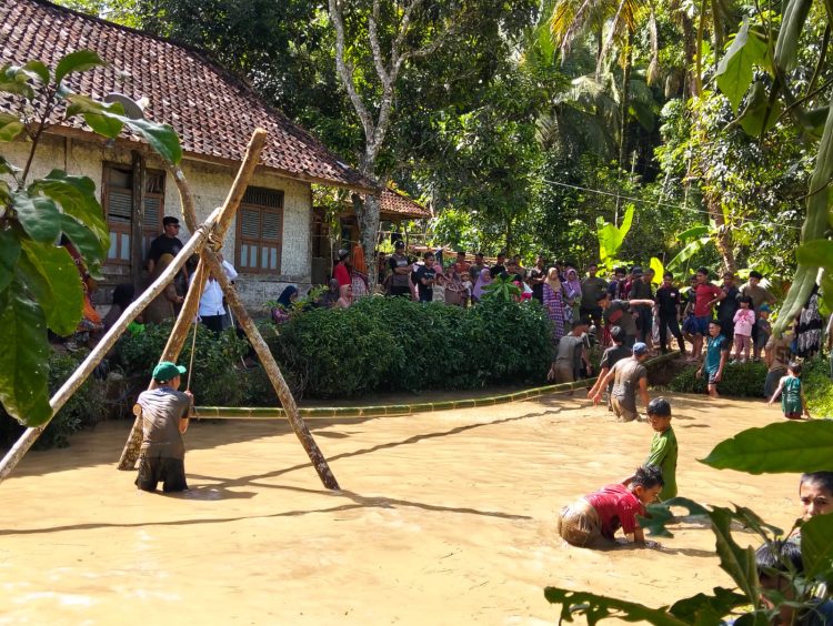 Seru!! Tradisi Sejak 1992 Hidup Kembali, Muda-Mudi Cirengkak Suguhkan Atraksi Unik di Tengah Genangan