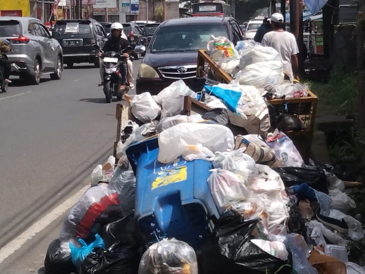 “Tasik Kotor Deui! Pasca Lebaran Sampah Numpuk di RE Martadinata, Warga: ‘Pamaréntah Kamana atuh?’”