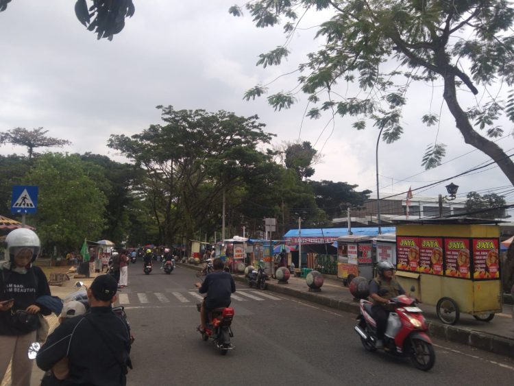 Trotoar Jadi Lapak, ” Warga Nyeletuk: ‘Ulah Ngan Seremonial, Pak Walikota.!! Tasikmalaya Kudu Diajar Ka Daerah Lain.
