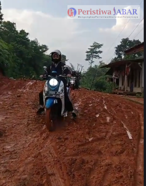 Virall..!! Di Balik Lumpur Jalan Ciranca: Perjuangan Seorang Guru Mengajar yang Menggetarkan Hati, Janji Pembangunan , Pemkab Tasikmalaya Kini Sekarang Seolah Tutup Mata..