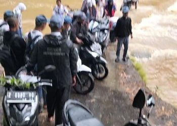 Ngeuri.!! Setiap Hari Pelajar di Kabupaten Tasikmalaya Pertaruhkan Nyawa Seberangi Derasnya Arus Sungai Ciwulan Demi Menuntut Ilmu Ke Sekolah.