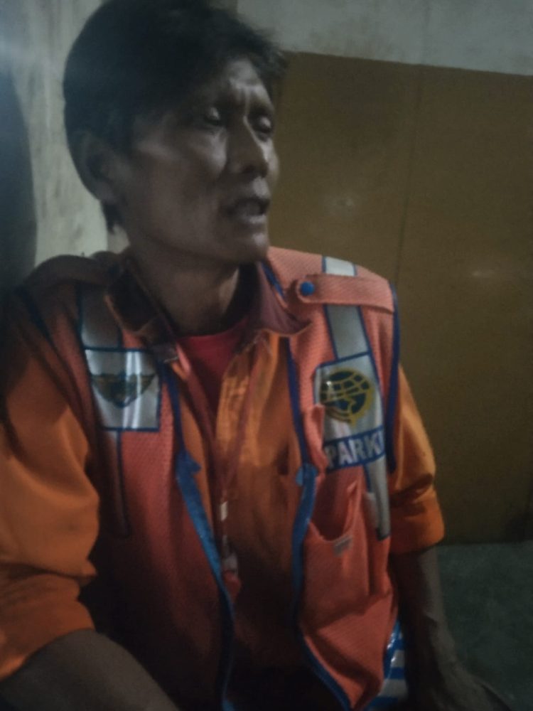 Tangis yang Tertahan di Pinggir Jalan: Kisah Pilu Juru Parkir Tasikmalaya”