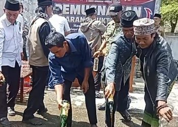 Muspika Karangnunggal Bersama Tokoh Agama Musnahkan Ratusan Botol Miras Hasil Operasi KRYD