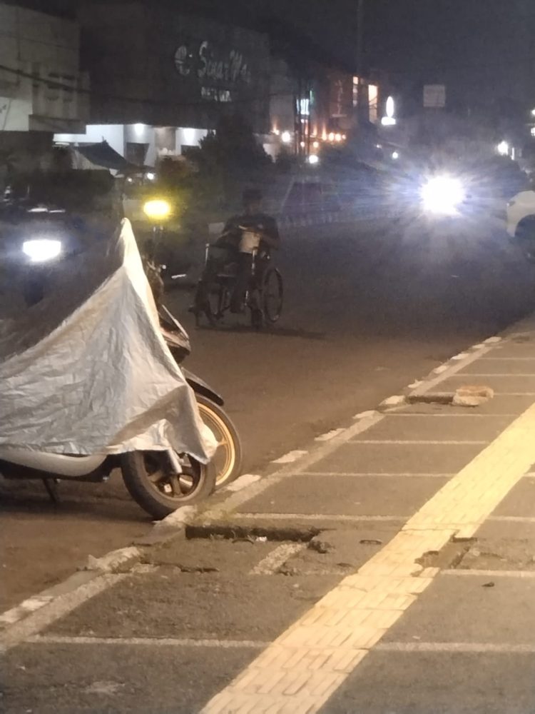 Di Bawah Cahaya Lampu Jalan yang Redup, Perjuangan Sunyi Seorang Penyandang Disabilitas Menyentuh Hati Kota