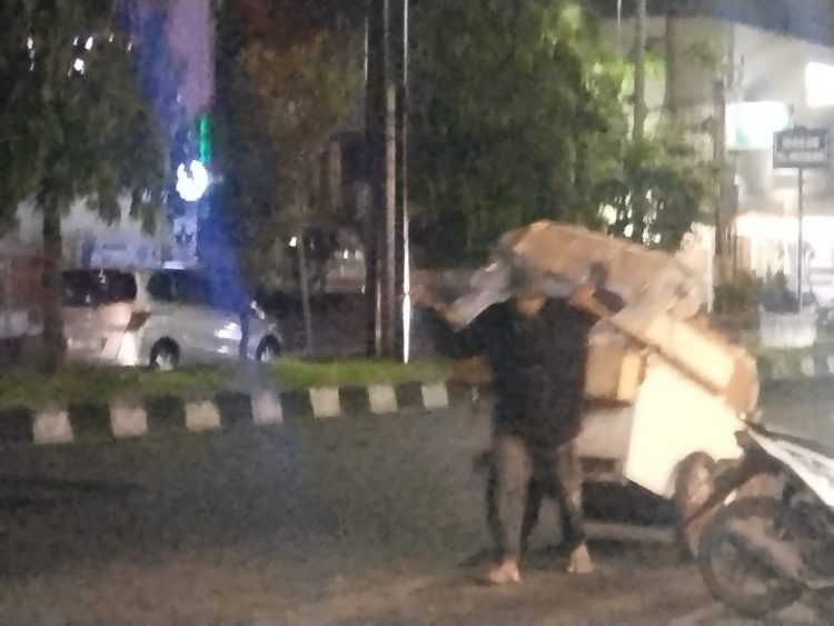 Kakek Pemulung Keluhkan Sulitnya Ekonomi dan Kesenjangan Sosial di Tengah Kemewahan Pejabat