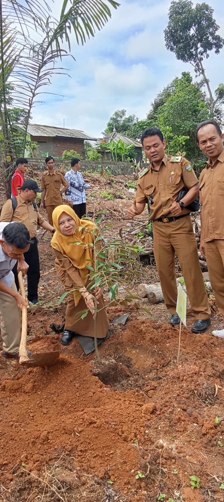 SMAN 1 Karangnunggal Gagas “Hutan Buah”, Gerakan Sedekah Oksigen untuk Pendidikan Karakter dan Kelestarian Lingkungan