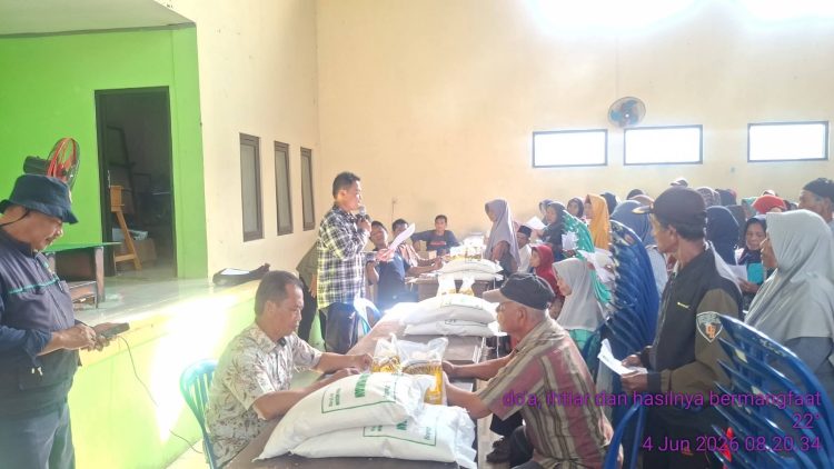Ribuan Warga Desa Sarimanggu Terima Bantuan Pangan, Kades Tegaskan Tidak Ada potongan.