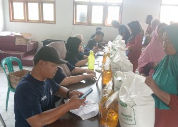 Pemdes Cikupa Salurkan Bantuan Pangan: 1.325 Keluarga Terima Beras & Minyak Goreng