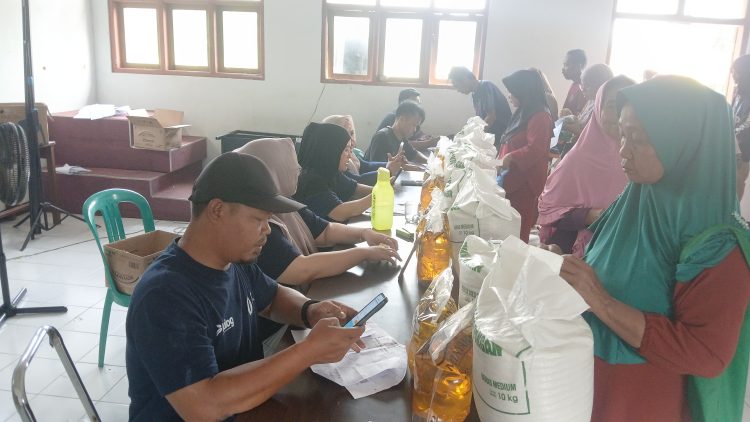 Pemdes Cikupa Salurkan Bantuan Pangan: 1.325 Keluarga Terima Beras & Minyak Goreng