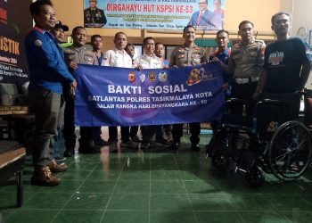 Wujud Kepedulian Sosial, Satlantas dan Komunitas Buruh Tasikmalaya Berbagi Kursi Roda Jelang Hari Bhayangkara
