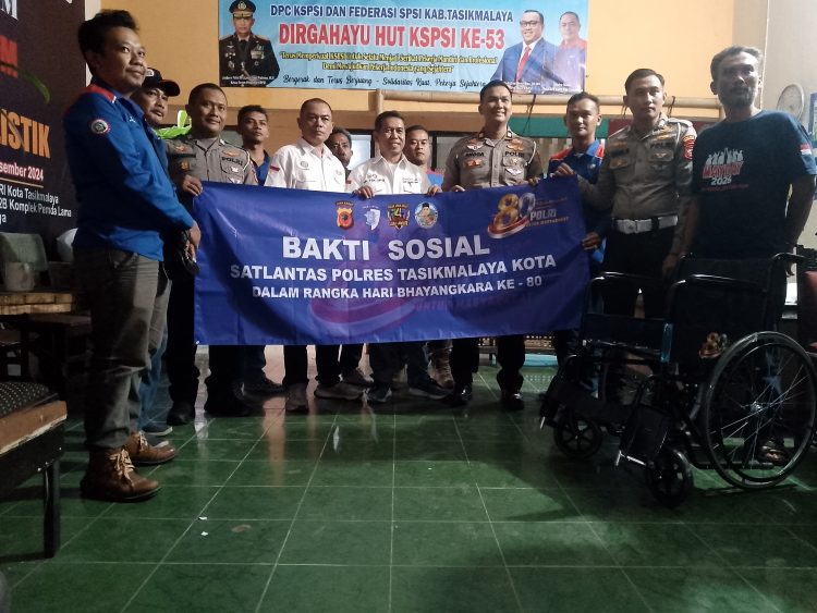 Wujud Kepedulian Sosial, Satlantas dan Komunitas Buruh Tasikmalaya Berbagi Kursi Roda Jelang Hari Bhayangkara