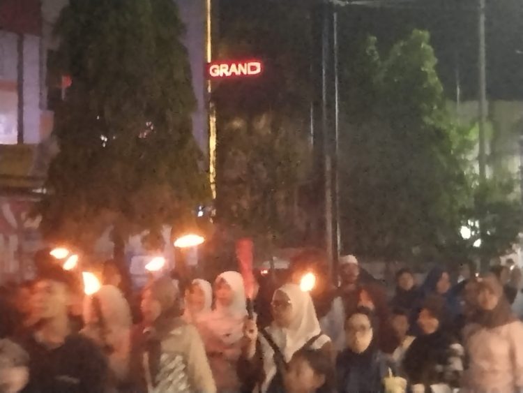 Sambut 1 Muharram, Ribuan Warga Tasikmalaya Meriahkan Pawai Obor Penuh Makna