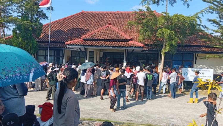 Warga Cibongas Datangi Kantor Kecamatan Pancatengah, Pertanyakan Dugaan Jalan Tak Masuk Program Perbaikan