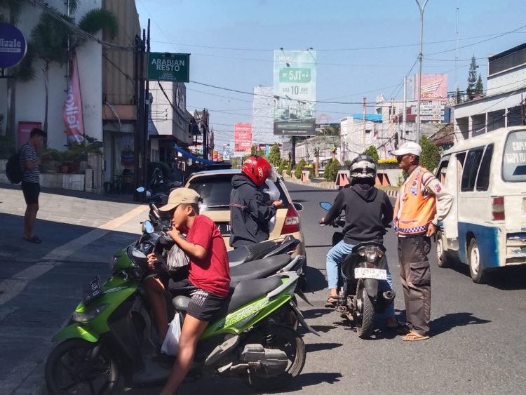 Petugas Parkir di Tasikmalaya Keluhkan Sistem Pengelolaan Pihak Ketiga, Soroti Minimnya Fasilitas Kerja