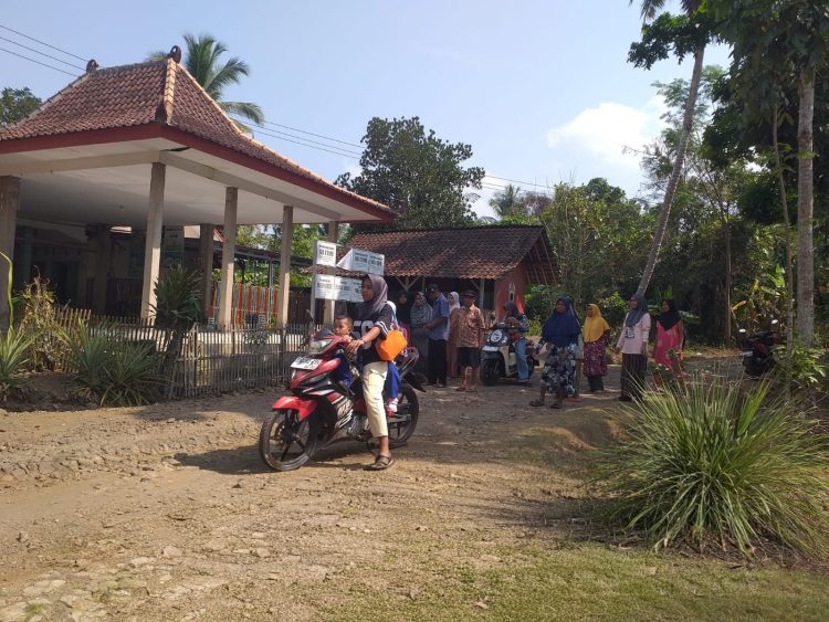 Warga Dusun Beuti Desa Ciparay Tagih Janji Bupati Untuk Pembangunan Jalan Ciparay – Cidolog, Harapkan Segera Direalisasikan