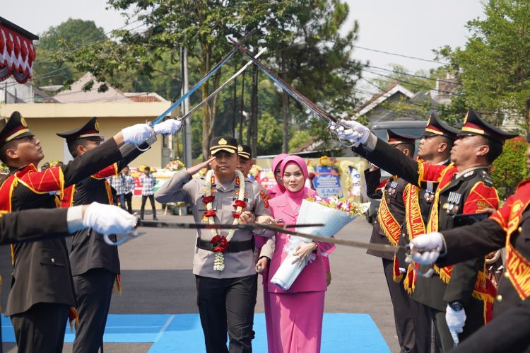 Farewell & Welcome Parade Berlangsung Khidmat, Tongkat Komando Polres Tasikmalaya Kota Resmi Beralih ke AKBP Andik Eko Siswanto, S.H., S.I.K., M.H.