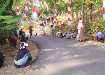 Sambut HUT RI ke-81, Warga Dusun Bojong Kompak Bersihkan Lingkungan dan Hiasi Jalan dengan Merah Putih