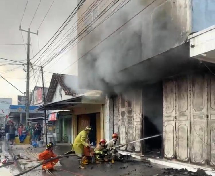 Kebakaran Hebat Kios Elektronik Sinar Palapa Banjarsari, 5 Mobil Damkar Dikerahkan, Listrik Sempat Dipadamkan
